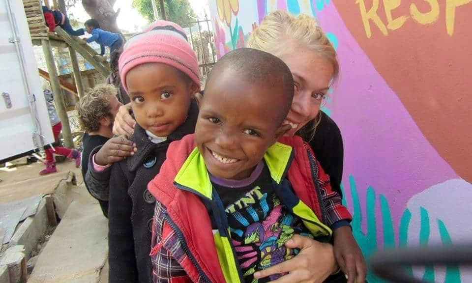 Intern with two children at Projekt Ubuntu Cape Town