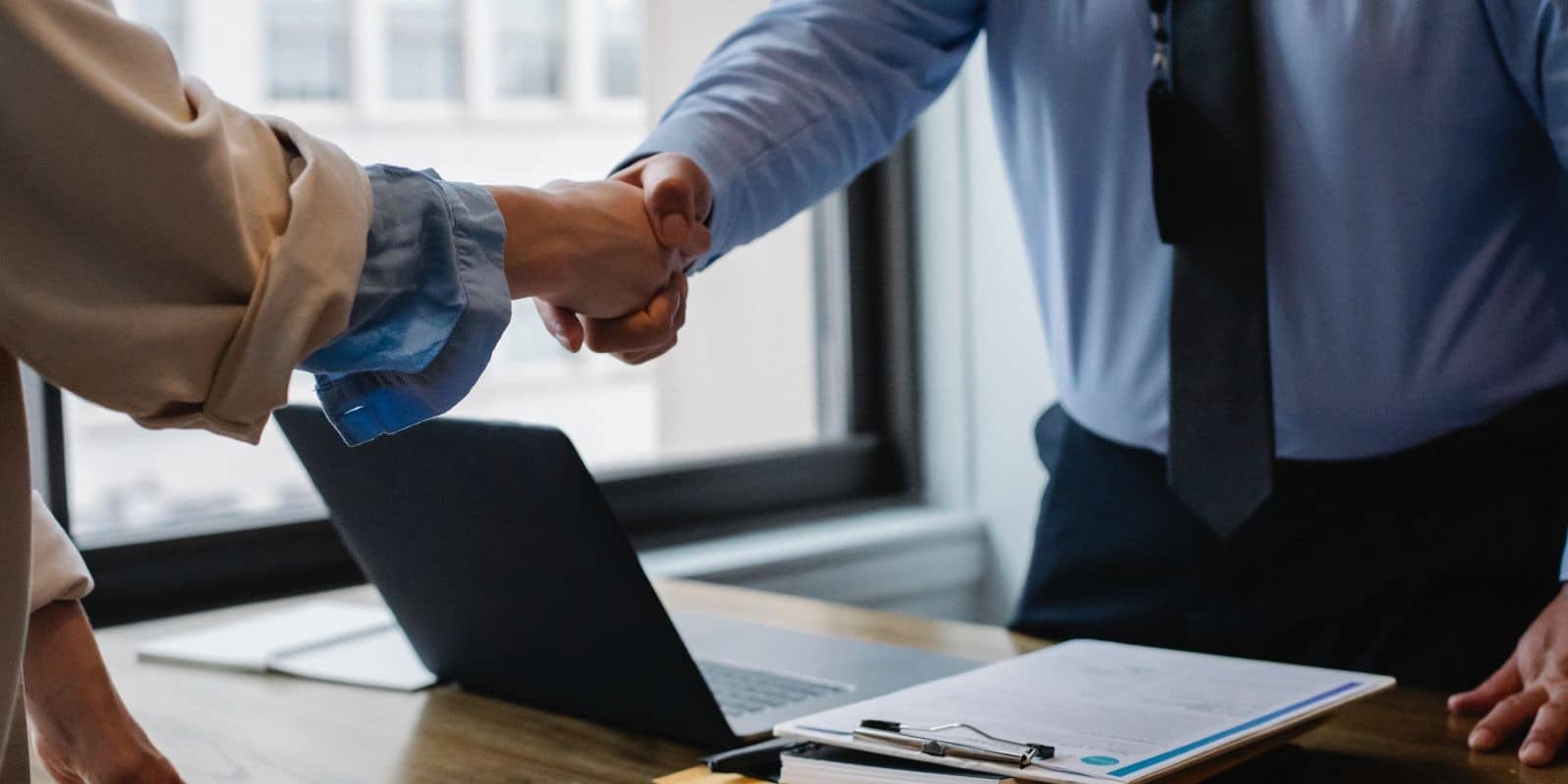 2 corporate employees handshaking