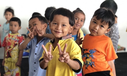 smiling children cambodia