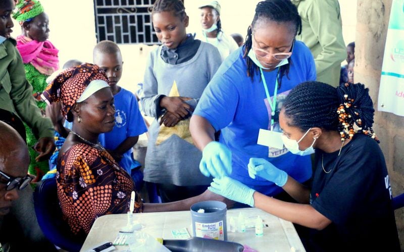 Medical professionals doign a check-up.