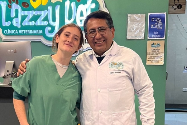 454492067_888111910029358_4220523705843828602_n (1) A veterinarian and a veterinary intern posing for a picture together.