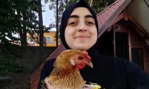 veterinary intern in Portugal taking a selfie with a chicken