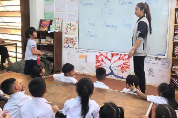 Intern teaching in CAmbodia